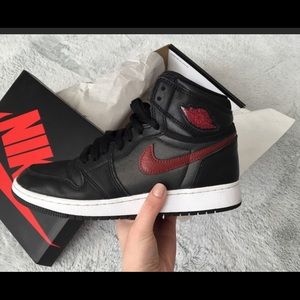 (SOLD) Jordan 1 Retro High OG Grade School Size 6